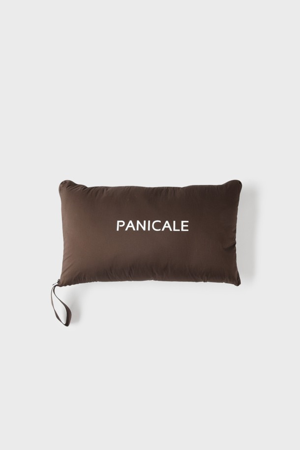 **덕다운 퀼팅 점퍼 M-QCJP60**

남성용 덕다운 퀼팅 점퍼로, 겨울철 일상에서 따뜻하고 편안하게 착용할 수 있습니다. 브라운 컬러의 퀼팅 패턴이 특징이며, 캐주얼 및 베이직 스타일을 연출합니다. 넉넉한 오버핏에 집업 방식으로 편하게 입고 벗을 수 있으며, 긴 소매 기장입니다. 두꺼운 두께감과 부드러운 촉감의 나일론 소재로 제작되었으며, 덕다운 충전재를 사용하여 보온성과 경량성을 동시에 갖췄습니다.
