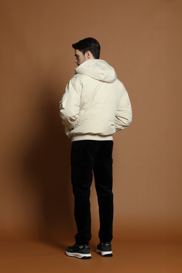 덕다운 블루종 재킷 M-QCJP64는 남성용 아우터로, 겨울철 일상에서 캐주얼하고 스포티한 스타일을 연출하기에 적합합니다. 아이보리, 화이트 두 가지 색상으로 출시되었으며, 숏 기장의 무지 디자인으로 미니멀한 매력을 더합니다. 두꺼운 두께감의 덕다운 충전재와 부드러운 촉감으로 따뜻함을 제공하며, 집업 여밈 방식과 후드, 포켓 디테일이 실용성을 높였습니다. 레귤러핏으로 제작되어 편안한 착용감을 선사하며, 긴 소매 기장으로 보온성을 더했습니다.
