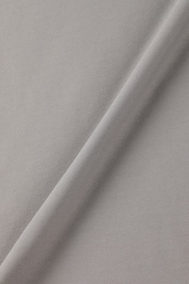 쿨에버 조니 칼라 폴로 셔츠 D-QTEE20는 남성용 폴로 셔츠로, 미니멀하고 베이직한 스타일을 추구합니다. 그레이 컬러에 반소매 기장과 레귤러핏, 슬림핏으로 폭넓은 핏을 제공하며, COOLEVER 기능성 원단과 흡습, 속건, 통기 기능을 갖춰 여름, 간절기, 겨울에도 쾌적하게 착용 가능합니다. 면, 폴리에스테르, 스판덱스 혼방 소재로 부드러운 촉감을 제공하며, 로고 자수 디테일이 특징입니다.
