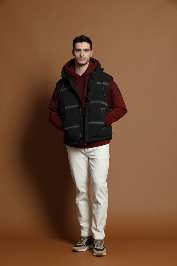 블랙 컬러의 남성용 후드 다운 베스트 M-QCJP59입니다. 겨울철 캐주얼 및 스포티 스타일을 연출하기에 적합하며, 레귤러 핏으로 편안하게 착용할 수 있습니다. 퀼팅 디자인과 후드가 특징이며, 두꺼운 두께감과 부드러운 촉감으로 따뜻함을 선사합니다. 민소매 디자인으로 활동성을 높였으며, 나일론 소재를 사용하여 내구성을 강화했습니다. 집업 형식으로 간편하게 착용 가능하며, 일상에서 폭넓게 활용할 수 있습니다.
