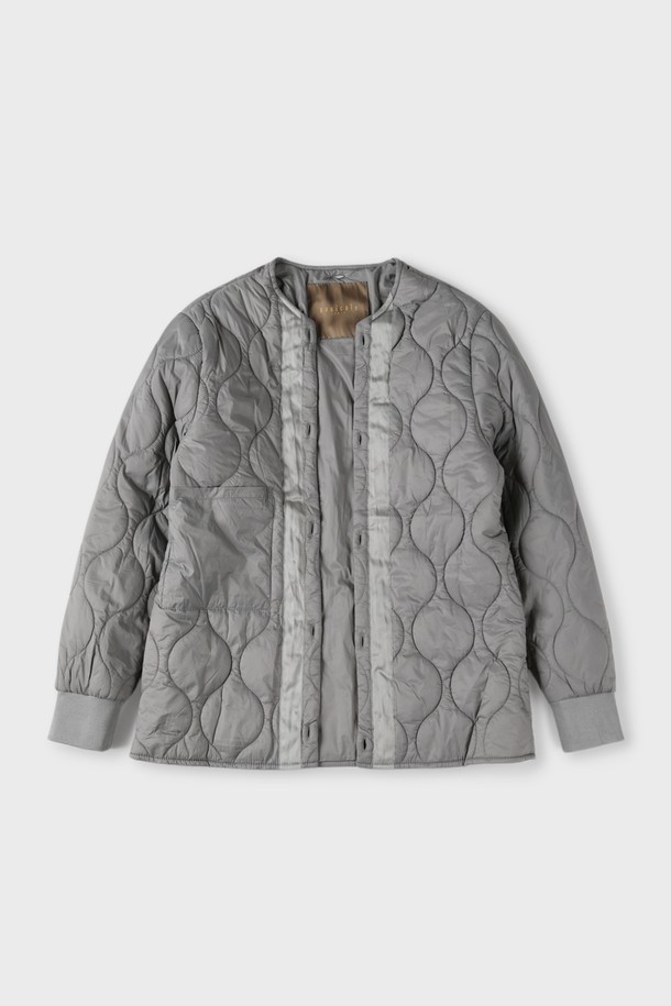 **디테처블 후드 재킷 M-GCJP69**

남성용 디테처블 후드 재킷입니다. 차콜 색상의 무지 패턴으로, 가을과 겨울에 착용하기 좋은 두꺼운 두께감의 점퍼입니다. 캐주얼, 베이직 스타일로 일상, 산책, 여행 등 다양한 TPO에 활용할 수 있습니다. 탈부착 가능한 후드와 킬팅 안감, 플랩 포켓, 어깨 견장 디테일이 특징이며, 투웨이 지퍼와 레귤러핏으로 편안함을 더했습니다. 면, 나일론, 폴리에스테르 혼방 소재로 제작되어 내구성과 유연성이 뛰어나며, 우수한 보온성과 가벼운 착용감을 제공합니다.
