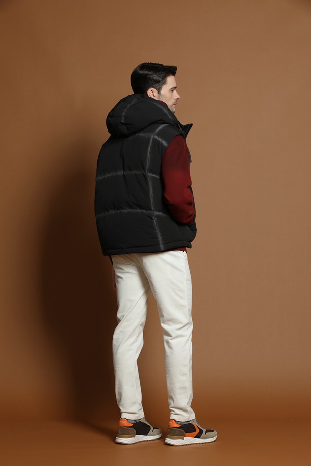 블랙 컬러의 남성용 후드 다운 베스트 M-QCJP59입니다. 겨울철 캐주얼 및 스포티 스타일을 연출하기에 적합하며, 레귤러 핏으로 편안하게 착용할 수 있습니다. 퀼팅 디자인과 후드가 특징이며, 두꺼운 두께감과 부드러운 촉감으로 따뜻함을 선사합니다. 민소매 디자인으로 활동성을 높였으며, 나일론 소재를 사용하여 내구성을 강화했습니다. 집업 형식으로 간편하게 착용 가능하며, 일상에서 폭넓게 활용할 수 있습니다.
