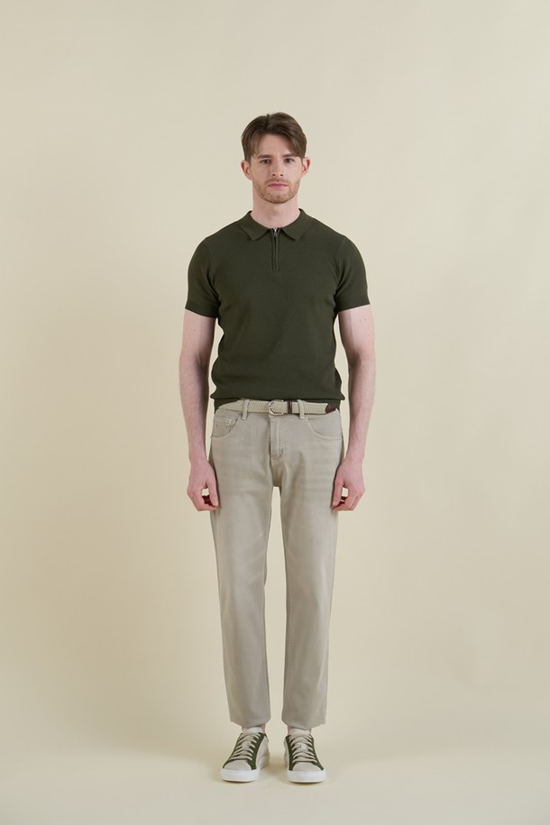 베이지 라이트워시 데님 진 M-QJEAN08은 남성용 데님 진으로, 부드러운 촉감과 유연성을 자랑합니다. 캐주얼하고 베이직한 스타일을 연출하며, 봄, 여름, 가을, 겨울 사계절 모두 착용 가능합니다. 은은한 라이트 워싱과 5포켓 디자인으로 포인트를 더했고, 레귤러 슬림핏으로 편안하면서도 세련된 핏을 선사합니다. 면, 리오셀, 폴리에스테르, 스판 혼방 소재로 제작되어 신축성이 뛰어나 활동성이 좋습니다. 데이트룩, 카페룩, 캐주얼, 미니멀, 클래식 등 다양한 스타일에 활용할 수 있습니다.
