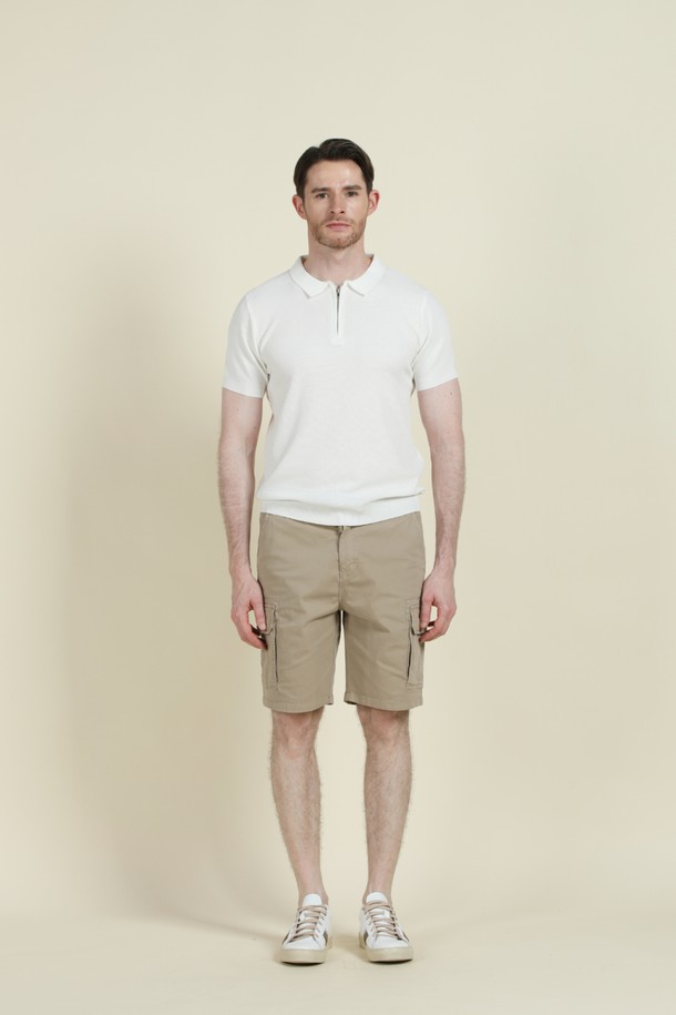 **반소매 집업 폴로 니트 M-QNIT10**

베이직하고 클래식한 스타일의 남성 반소매 집업 폴로 니트입니다. 가볍고 신축성이 좋은 비스코스, 폴리에스터 혼방 소재로 제작되어 여름과 간절기에 착용하기 좋습니다. 슬림핏으로 디자인되었으며, 부드러운 촉감과 골지 패턴이 특징입니다. 데이트룩, 비즈니스 캐주얼 등 다양한 TPO에 활용 가능하며, 단독 또는 이너 니트로도 활용할 수 있습니다. 카키, 베이지, 아이보리 세 가지 색상으로 출시되었습니다.
