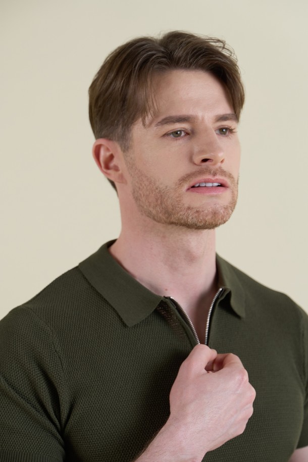 베이직한 디자인의 남성용 반소매 집업 폴로 니트입니다. 비스코스, 폴리에스터 혼방 소재로 제작되어 부드러운 촉감과 편안한 착용감을 선사합니다. 슬림핏으로 제작되었으며, 클래식한 카라 디자인과 골지 패턴이 특징입니다. 여름, 간절기에 데이트룩, 카페룩 등 다양한 TPO에 맞춰 스타일리시하게 연출할 수 있습니다. 단독 착용은 물론, 아우터 속 이너 니트로 활용하여 미니멀하고 캐주얼한 스타일을 완성할 수 있습니다. 컬러는 베이지, 카키, 아이보리 3가지로 만나보세요.
