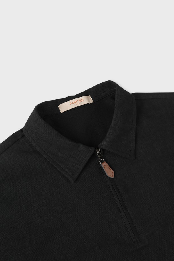 "엠-큐티이19" 반집업 폴로 티셔츠는 베이지, 블루, 화이트, 카키, 차콜 5가지 다채로운 색상으로 출시되어 있습니다. 면, 폴리에스터, 스판 혼방 소재로 제작되어 부드러운 촉감과 신축성을 자랑합니다. 클래식한 카라 디자인과 반집업 스타일로 세련된 분위기를 연출하며, 일상에서 데이트룩, 카페룩 등 다양한 TPO에 활용하기 좋습니다. 로고 프린트가 돋보이는 베이직한 디자인에 뒷면에도 로고를 넣어 포인트를 더했습니다. 레귤러핏으로 몸에 달라붙지 않아 편안하게 착용할 수 있습니다.
