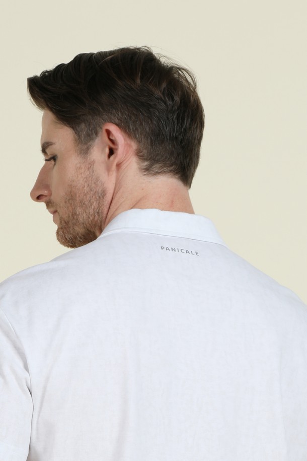 **반집업 폴로 티셔츠 M-QTEE19**는 남성용 반집업 폴로 티셔츠입니다. 베이지, 블루, 화이트, 카키 4가지 색상으로 출시되었으며, 데일리룩과 간절기, 여름철에 착용하기 좋습니다. 클래식하고 베이직한 스타일로, 레귤러 핏의 반소매 기장입니다. 면, 폴리에스터, 스판 혼방 소재로 제작되어 부드러운 촉감을 선사합니다. 클래식한 카라 디자인과 뒷면 로고 프린팅이 특징이며, 카페룩, 여행룩, 미니멀, 캐주얼 스타일을 연출하기에 적합합니다.
