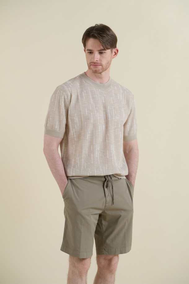 부드러운 면과 엘라스테인 혼방 소재의 남성용 드로우스트링 버뮤다 쇼츠입니다. 캐주얼한 무드의 베이직 디자인으로, 그레이와 카키브라운 두 가지 색상으로 출시되었습니다. 허리 부분 드로우스트링과 무릎 위 기장감, 앞뒤 포켓 디테일로 편안함과 실용성을 더했습니다.
