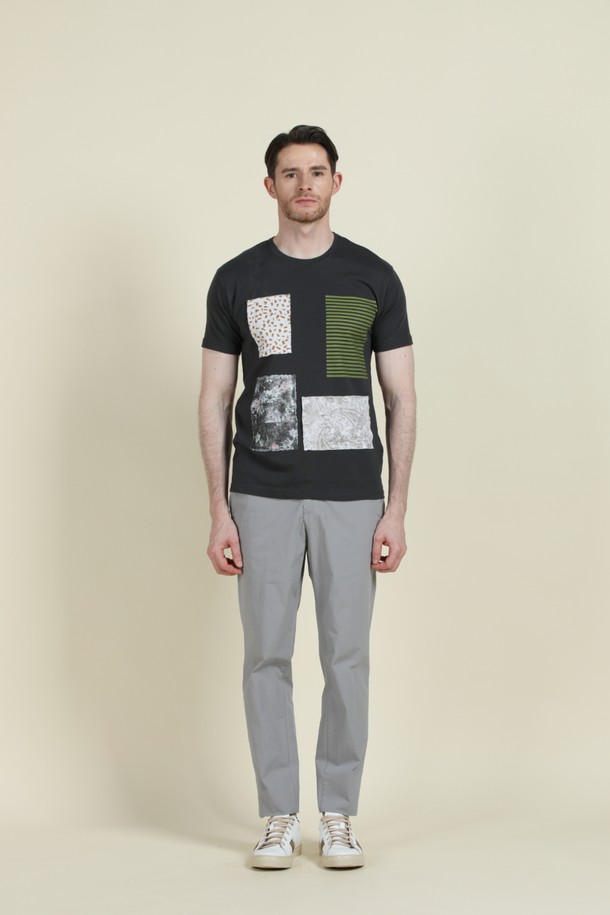 패치워크 코튼 티셔츠 F-QTEE03은 남성을 위한 캐주얼 스타일의 반소매 티셔츠입니다. 차콜과 화이트 두 가지 색상으로 제공되며, 부드러운 면 소재에 신축성을 더해 편안한 착용감을 선사합니다. 다채로운 패턴과 컬러의 패치워크 디자인과 단정한 라운드넥으로 제작되어 다양한 하의와 멋스럽게 매치할 수 있습니다.
