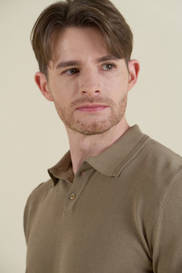 **헤링본 반소매 폴로 니트 F-QNIT01**은 부드러운 면 소재로 제작되어 편안한 착용감을 선사하며, 여름과 간절기에 활용하기 좋은 얇은 두께의 슬림핏 반소매 폴로 니트입니다. 네이비와 사비아 두 가지 색상으로 출시되었으며, 헤링본 패턴과 소매 및 밑단 시보리 & 데끼 마감 디테일이 클래식하면서도 캐주얼한 스타일을 연출합니다. 통기성이 뛰어나 단독으로 착용하거나 아우터 속 이너 니트로 활용하여 다양한 연출이 가능합니다.
