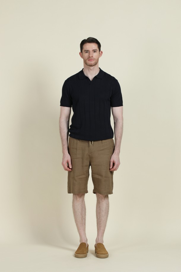 스트라이프 조니 칼라 폴로 니트 M-QNIT09는 여름, 간절기에 착용하기 좋은 남성용 반소매 니트입니다. 부드러운 촉감의 비스코스, 폴리에스터 혼방 소재로 제작되었으며, 슬림핏 디자인에 얇은 두께감으로 시원하게 착용 가능합니다. 베이직하고 캐주얼한 스타일로 데이트룩, 여행룩 등 다양한 TPO에 활용할 수 있으며, 스트라이프 패턴과 조니 칼라, 골지 마감 디테일이 특징입니다. 신축성이 뛰어나 편안하며, 버튼 없는 디자인으로 깔끔한 느낌을 줍니다. 화이트, 네이비 두 가지 컬러로 출시되었습니다.
