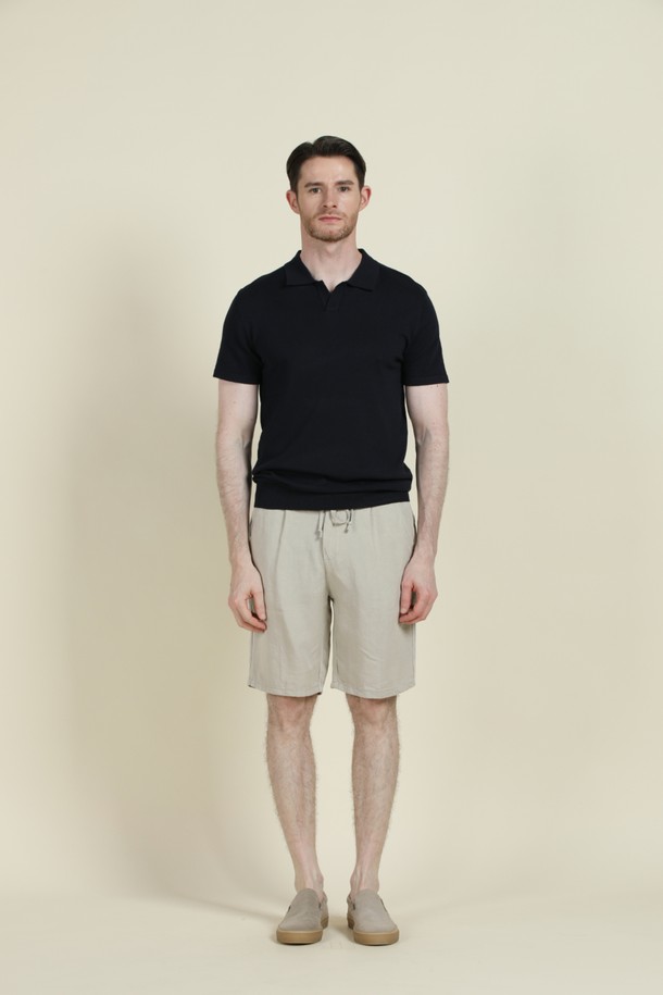 조니 칼라 폴로 니트 M-QNIT08은 미니멀하고 베이직한 스타일의 남성 여름 니트입니다. 부드러운 촉감의 비스코스, 폴리에스테르 혼방 소재로 제작되었으며, 슬림핏으로 시원하고 편안한 착용감을 선사합니다. 골지 패턴과 조니칼라 디자인이 특징이며, 반소매 기장으로 데이트룩, 카페룩 등 다양한 TPO에 활용할 수 있습니다. 버튼리스 디자인으로 깔끔하며, 단독 또는 아우터 이너로 활용 가능하여 활용도가 높습니다. 네이비, 블랙 두 가지 컬러로 출시되었습니다.
