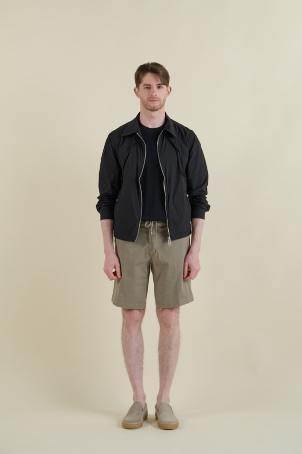 블랙 색상의 남성용 윈드브레이커 M-QCJP06는 봄, 가을 간절기에 적합한 슬림핏의 경량 아우터입니다. 나일론과 폴리에스테르 혼방 소재로 제작되어 부드러운 촉감과 함께 방풍 기능을 제공하며, 메쉬 소재 적용으로 통기성을 강화했습니다. 일상 및 스포츠 활동에 모두 활용 가능하며, 집업 스타일과 무지 디자인으로 미니멀하고 스포티한 매력을 연출합니다.
