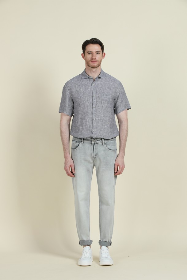 그레이 컬러의 라이트워시 데님 진 M-QJEAN07는 남성들을 위한 캐주얼 데님 팬츠입니다. 면, 폴리에스터, 스판덱스의 혼방으로 제작되어 부드러운 촉감과 뛰어난 착용감을 제공하며, 슬림핏과 레귤러핏으로 출시되어 다양한 스타일을 연출할 수 있습니다. 빈티지한 워싱과 디스트로이드 디테일, 5포켓 디자인이 특징이며, 스트레치 소재로 활동성을 높였습니다.
