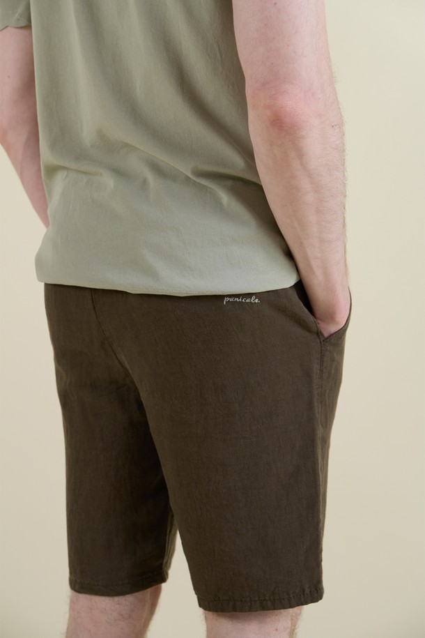 부드러운 린넨과 텐셀 혼방 소재로 제작된 남성 드로우스트링 쇼츠입니다. 카키 색상에 무지 디자인으로, 여름 및 간절기에 캐주얼하고 베이직한 스타일을 연출하기 좋습니다. 슬림핏, 레귤러핏, 릴렉스핏으로 편안함을 더했으며, 뒷면 로고 자수와 뒷주머니 봉제(제거 가능) 디테일이 특징입니다.
