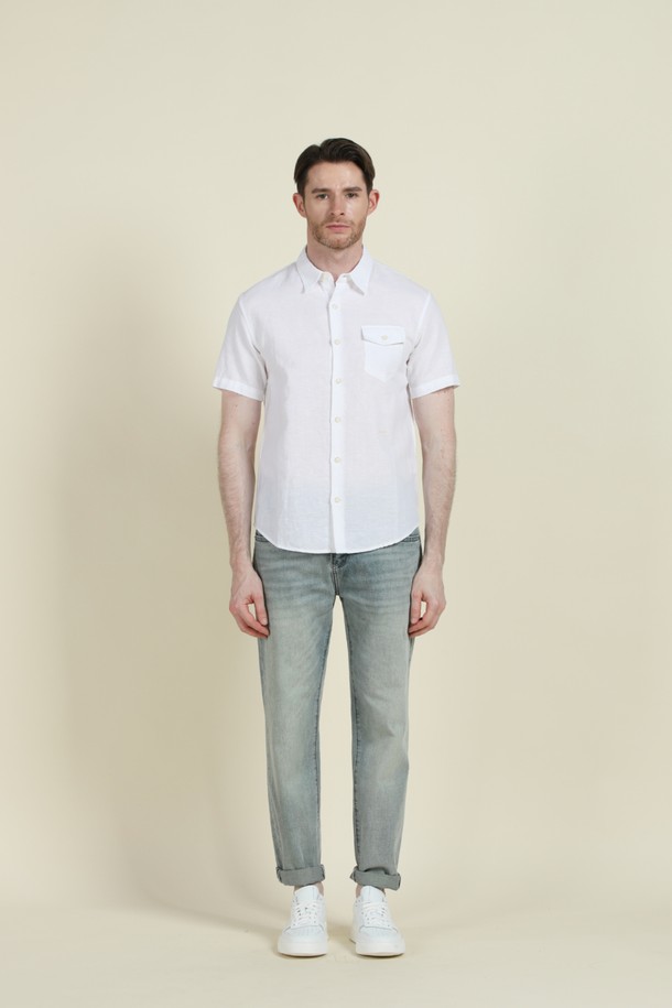 라이트블루 컬러의 남성용 데님 진으로, 캐주얼한 스타일을 연출하기에 좋습니다. 면, 폴리에스테르, 스판덱스의 혼방 소재로 제작되어 부드러운 촉감과 편안한 착용감을 제공하며, 은은한 워싱과 배색 자수 디테일이 돋보입니다. 레귤러핏과 스트레이트 핏으로 디자인되었으며, 5포켓 디자인과 간절기, 여름, 겨울 등 다양한 계절에 활용 가능한 실용적인 아이템입니다.
