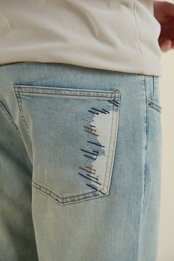 라이트블루 스티치 데님 진 M-QJEAN09는 남성을 위한 데일리 청바지입니다. 봄, 여름, 가을 계절에 적합하며, 캐주얼, 베이직 스타일을 연출할 수 있습니다. 레귤러 슬림 핏으로 제작되었으며, 부드러운 촉감이 특징입니다. 워싱과 스티치 패턴, 5포켓 디자인과 배색 스티치 디테일로 포인트를 더했습니다. 쇼핑룩, 카페룩과 같은 TPO, 캐주얼, 미니멀 스타일을 선호하는 분들께 추천합니다.
