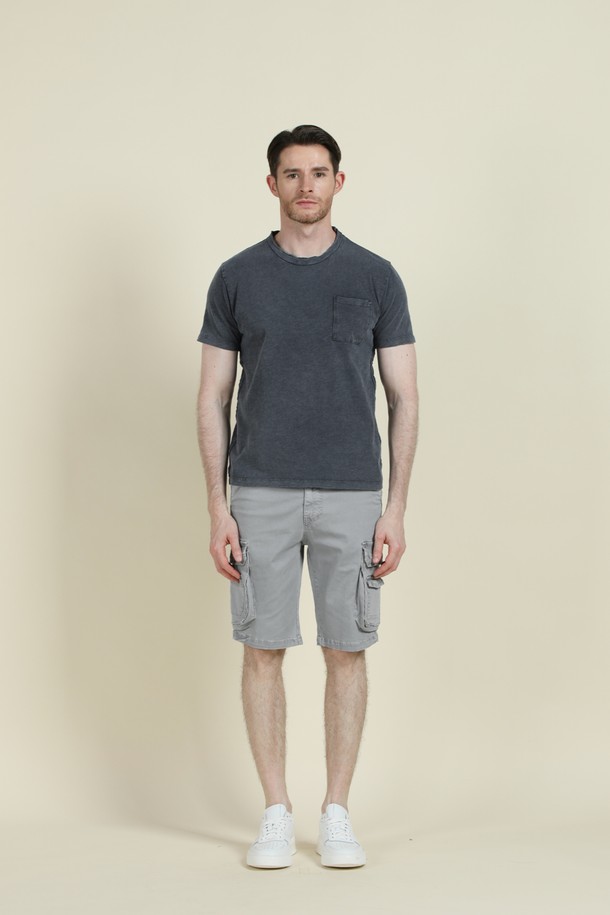 블루 가먼트 다이 코튼 포켓 데일리 티셔츠 F-HTEE63는 부드러운 촉감의 면 소재로 제작되어 편안한 착용감을 선사합니다. 빈티지한 무드를 더하는 후염 가공과 데일리룩에 활용하기 좋은 디자인, 그리고 실용적인 포켓 디테일이 특징입니다. 슬림, 레귤러, 오버핏으로 다양한 핏을 선택할 수 있으며, 블루, 카키, 차콜 세 가지 색상으로 출시되어 간절기, 여름, 겨울 등 계절에 구애받지 않고 폭넓게 활용할 수 있습니다.
