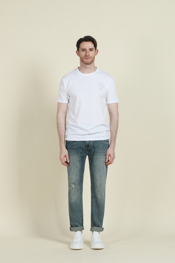 **디스트레스드 워싱 데님 진 M-QJEAN13**은 남성용 데님 진으로, 캐주얼한 스타일을 연출하기에 좋습니다. 부드러운 촉감의 면, 리오셀, 폴리에스터, 스판 혼방 소재에 은은한 워싱과 디스트레스드 디테일이 더해져 유니크한 디자인을 완성합니다. 슬림, 레귤러, 스트레이트 핏으로 다양한 체형에 맞춰 선택 가능하며, 5포켓 디자인으로 실용성을 더했습니다.
