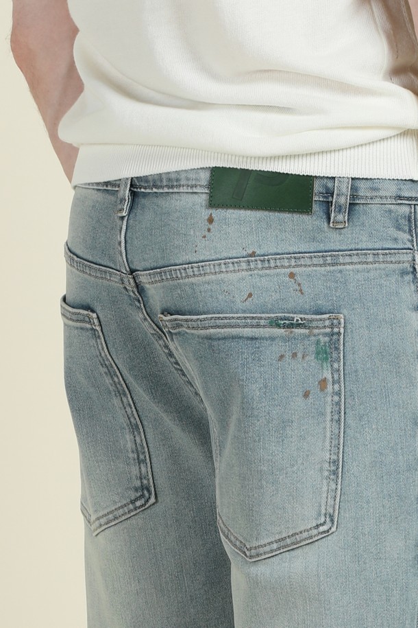 페인트 워싱 데님 진 M-QJEAN12는 남성용 데님 팬츠로, 캐주얼한 스타일을 연출하기 좋습니다. 부드러운 촉감과 신축성 좋은 면, 폴리에스터, 비스코스, 스판덱스 혼방 소재로 제작되어 편안한 착용감을 제공하며, 레귤러핏 또는 슬림핏으로 폭넓은 핏을 선택할 수 있습니다. 은은한 워싱과 페인트 디테일, 5포켓 디자인이 특징이며, 여름, 간절기, 겨울까지 활용 가능한 실용적인 아이템입니다.
