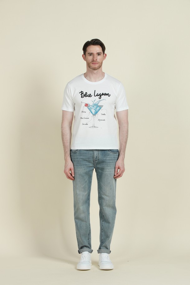 블루 라군 프린트 티셔츠 F-QTEE13은 시원한 화이트 컬러에 블루 라군 칵테일 그래픽 프린팅으로 포인트를 준 남성용 티셔츠입니다. 얇고 부드러운 면 소재로 제작되어 여름과 간절기에 쾌적하게 착용 가능하며, 슬림핏 라운드넥 디자인으로 캐주얼한 스타일을 연출합니다. 신축성이 좋아 편안한 착용감을 선사하며, 일상복으로 활용하기 좋습니다.
