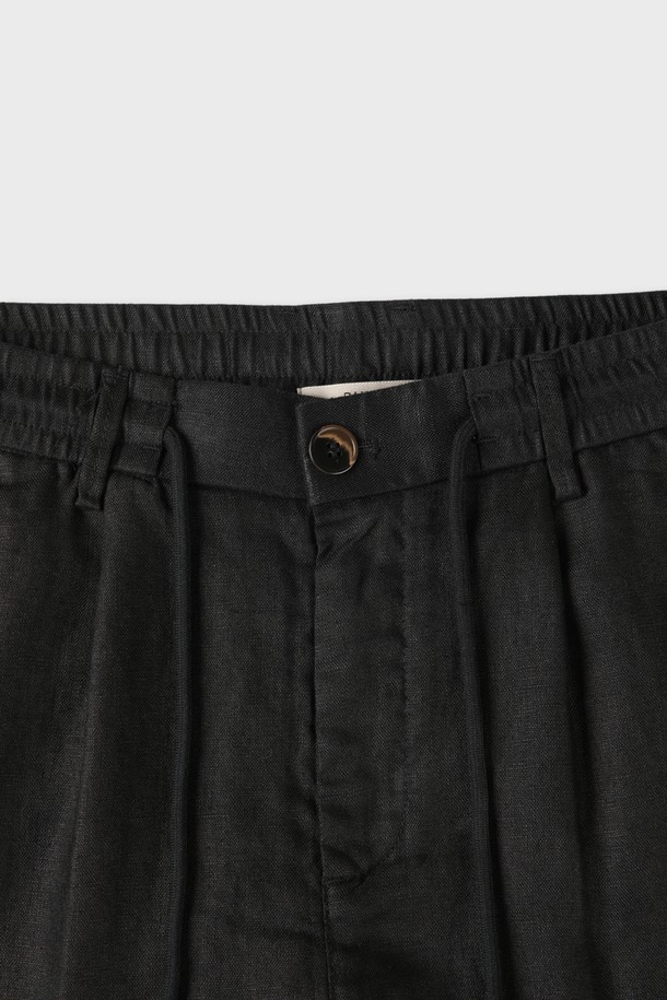 "드로우스트링 리넨 쇼츠 M-QCPT13"는 여름과 간절기에 활용하기 좋은 남성용 반바지입니다. 부드러운 촉감과 얇은 두께의 린넨 소재로 제작되어 시원하고 편안한 착용감을 선사합니다. 허리 조절이 가능한 드로우스트링 밴딩과 앞뒤 포켓 디자인으로 실용성을 더했으며, 무릎 위 기장감의 하프 스타일로 활동성을 높였습니다. 베이직하고 캐주얼한 스타일로 데일리 및 일상 용도로 적합하며, 휴가나 여행 시에도 편안하게 스타일을 연출할 수 있습니다. 슬림핏과 레귤러핏 두 가지 핏으로 출시되었으며, 블랙과 브라운 두 가지 컬러로 만나보실 수 있습니다.
