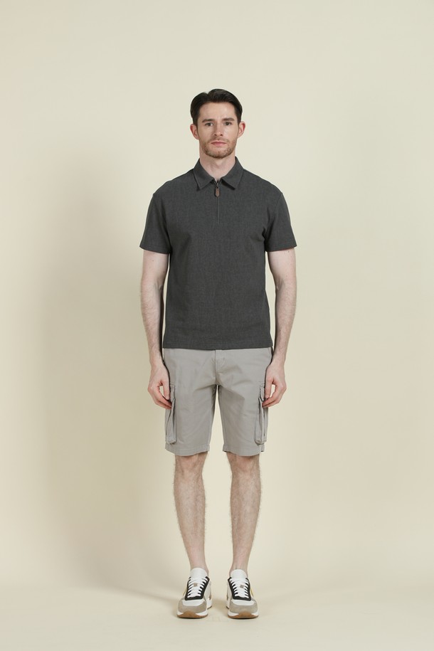 워시드 면혼방 카고 쇼츠 M-QCPT15는 부드러운 촉감의 면 98%, 스판 2% 혼방 소재로 제작된 남성용 카고 쇼츠입니다. 캐주얼한 스타일의 그레이 컬러 무지 반바지로, 레귤러핏 또는 슬림핏으로 착용 가능하며 여름, 간절기, 겨울까지 활용할 수 있습니다. 워싱 가공과 측면 카고 포켓 디자인으로 실용성을 더했으며, 얇은 두께감으로 편안한 착용감을 선사합니다.
