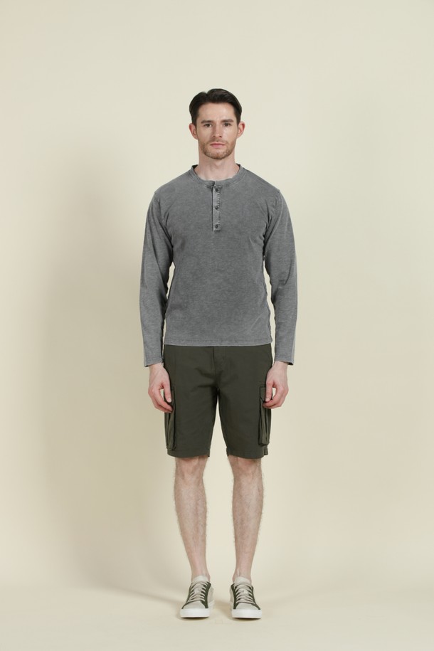 워싱 처리된 면혼방 소재의 남성용 카고 반바지입니다. 부드러운 촉감의 면 98%, 스판덱스 2% 혼방으로 편안한 착용감을 제공하며, 캐주얼한 스타일로 일상에서 활용하기 좋습니다. 레귤러핏에 무릎 위 기장으로 시원하며, 카고 포켓 디자인으로 실용성을 더했습니다.
