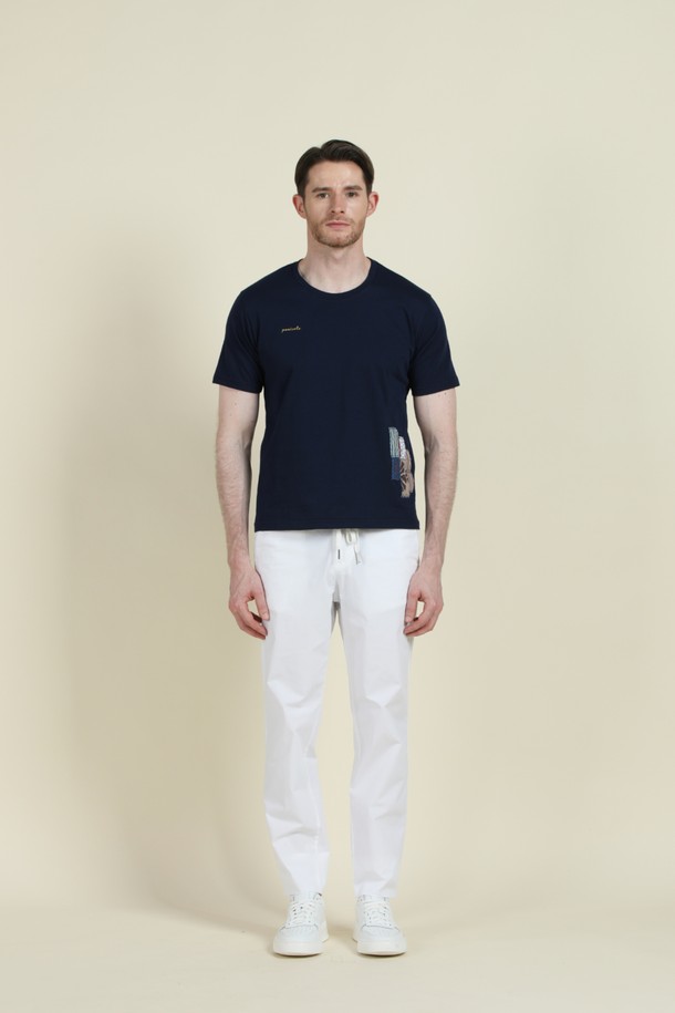 네이비 컬러의 코튼 소재로 제작된 남성용 코튼 패치워크 로고 티셔츠 F-QTEE14입니다. 부드러운 촉감과 신축성 있는 면 소재로 여름철 시원하고 편안하게 착용할 수 있으며, 슬림핏 라운드넥 디자인이 특징입니다. 다양한 하의와 매치하여 캐주얼하고 베이직한 스타일을 연출할 수 있습니다.
