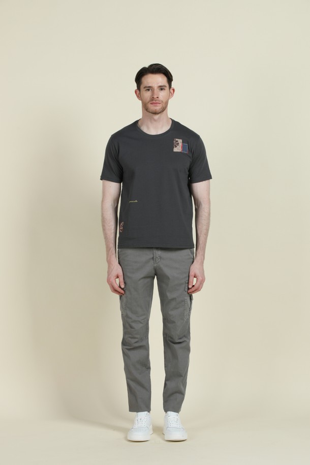 **코튼 패치워크 로고 티셔츠 F-QTEE15**

다채로운 패턴과 컬러의 패치워크 디테일이 돋보이는 코튼 티셔츠입니다. 부드러운 촉감의 면 소재로 제작되어 편안한 착용감을 선사합니다. 슬림핏 디자인과 라운드넥으로 깔끔하고 베이직한 스타일을 연출합니다. 데일리룩 및 간절기, 여름철에 활용하기 좋으며, 캐주얼, 미니멀, 클래식 무드를 모두 소화합니다. 동네 마실룩이나 여행룩으로 코디하기 좋습니다.
