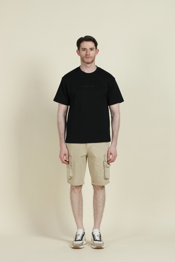 블랙과 화이트 색상으로 출시된 남성용 로고 반팔 티셔츠 M-QTEE22입니다. 비스코스, 폴리에스터, 스판 혼방 소재로 제작되어 부드러운 촉감과 얇은 두께감으로 여름, 간절기에 시원하게 착용하기 좋습니다. 여유 있는 오버핏 실루엣과 중간 신축성, 앞면 로고 자수 포인트가 돋보이는 베이직 캐주얼 스타일의 티셔츠입니다.
