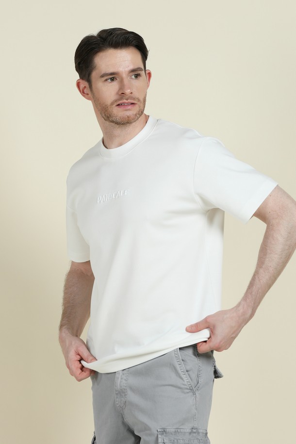 블랙과 화이트 색상으로 출시된 남성용 로고 반팔 티셔츠 M-QTEE22는 부드러운 촉감의 비스코스, 폴리에스터, 스판 혼방 소재로 제작되었습니다. 라운드넥 디자인에 앞면 로고 자수 포인트를 더했으며, 슬림핏, 레귤러핏, 오버핏까지 다양한 핏으로 출시되어 깔끔한 실루엣을 연출합니다. 여름과 간절기에 적합하며, 일상 및 캐주얼 스타일을 즐겨 입는 남성분들에게 추천하는 베이직한 반팔 티셔츠입니다.
