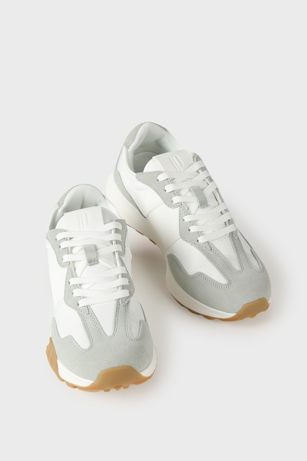 스웨이드 레더 스니커즈 M-QFO11은 라이트 그레이 컬러의 남성용 스니커즈입니다. 사계절 내내 활용 가능한 데일리 슈즈로, 견고한 구조감과 부드러운 스웨이드 가죽 소재로 편안한 착용감을 선사합니다. 3.5cm 굽 높이와 입체적인 러버 아웃솔 디자인이 특징이며, 측면에 배색 디테일을 더해 캐주얼하면서도 트렌디한 실루엣을 연출합니다. 동네 마실룩이나 산책룩에 매치하여 미니멀, 클래식 스타일을 완성해 보세요.
