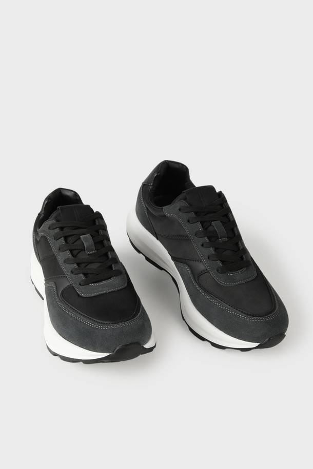 스웨이드 레더 스니커즈 M-QFO09는 남성을 위한 스니커즈로, 일상 및 캐주얼 스타일 모두에 적합합니다. 블랙 컬러의 라운드 앞코 디자인으로, 유연한 착용감과 고급스러운 스웨이드 가죽의 질감을 느낄 수 있습니다. 플랫 굽에 로고 패턴이 돋보이며 끈으로 여미는 방식입니다. 데이트룩, 쇼핑룩 등 다양한 TPO에, 캐주얼, 미니멀, 클래식 스타일을 연출하기 좋습니다. 견고한 고무 아웃솔과 세련된 디자인이 특징입니다.
