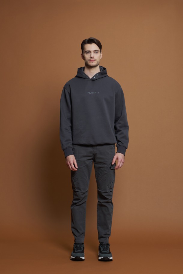 M-QCPT21 드로우스트링 카고 팬츠는 부드러운 촉감의 면과 스판덱스 혼방 소재로 제작되어 편안한 착용감을 선사합니다. 허리 드로우스트링으로 사이즈 조절이 가능하며, 워싱 처리된 차콜 그레이 컬러와 절개 디테일이 빈티지하면서도 캐주얼한 스타일을 연출합니다. 레귤러핏과 슬림핏 두 가지 핏으로 출시되어, 데일리룩은 물론 여행룩과 캠핑룩에도 활용하기 좋습니다. 간절기, 여름, 겨울까지 폭넓게 착용 가능하며, 미니멀, 워크웨어 스타일을 즐기는 분들께 추천합니다.
