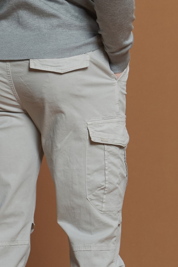 M-QCPT21 드로우스트링 카고 팬츠는 남성용 바지로, 데일리룩과 캐주얼 스타일을 모두 소화할 수 있습니다. 차콜 그레이 컬러에 빈티지하고 캐주얼한 무드를 더했으며, 사계절 내내 활용 가능한 실용적인 아이템입니다. 부드러운 면과 스판덱스 혼방 소재로 제작되어 편안한 착용감을 제공하며 레귤러 슬림핏으로 깔끔한 핏을 연출합니다. 허리 부분 드로우스트링 디테일과 자연스러운 워싱, 절개 디테일이 포인트이며, 산책룩과 같은 가벼운 외출에 적합합니다. 
