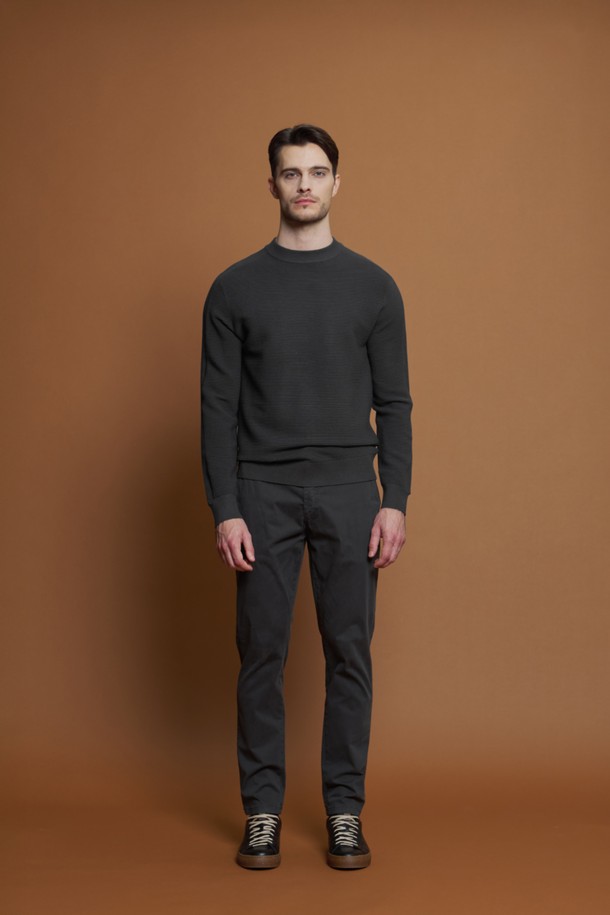 차콜과 네이비 두 가지 색상으로 만나볼 수 있는 스트라이프 밴딩 팬츠 M-QCPT17 입니다. 면과 스판 혼방 소재로 제작되어 부드러운 촉감과 편안한 착용감을 선사하며, 레귤러 슬림핏으로 깔끔한 핏을 연출합니다. 드로우스트링 허리 밴딩과 사이즈 조절 가능한 디자인으로 활동성을 높였으며, 캐주얼한 데일리룩, 동네 마실룩, 여행룩 등 다양한 TPO에 활용하기 좋습니다. 스트라이프 패턴과 포켓 디테일이 돋보이며, 간절기, 여름, 겨울 시즌에 두루 활용할 수 있어 실용적입니다.
