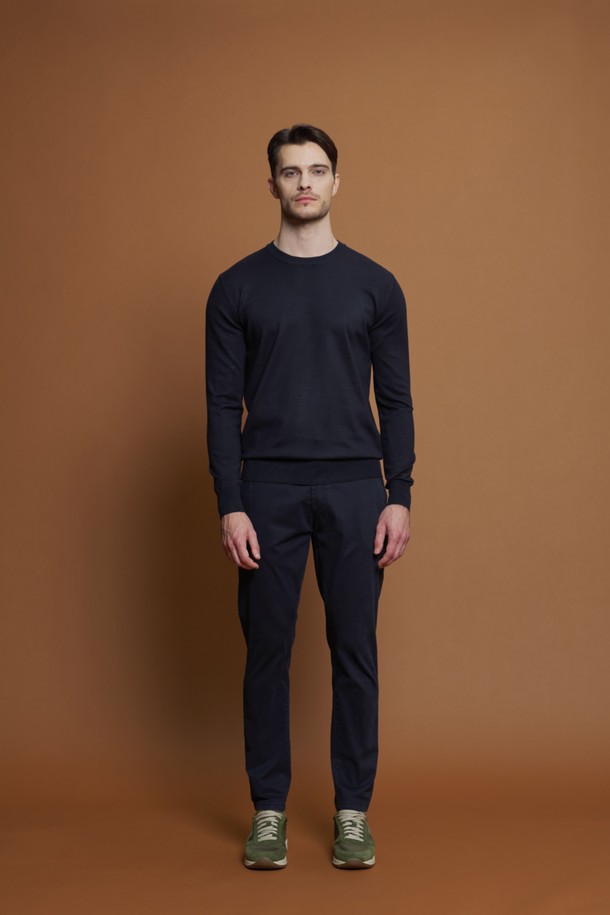 차분한 분위기의 "스트라이프 밴딩 팬츠 M-QCPT17"는 데일리 캐주얼룩을 위한 최적의 선택입니다. 부드러운 면과 스판 혼방 소재로 제작되어 편안한 착용감을 선사하며, 허리 밴딩과 드로우스트링으로 사이즈 조절이 용이합니다. 레귤러 슬림핏으로 제작되어 깔끔한 실루엣을 연출하며, 차콜과 네이비 두 가지 컬러로 만나보실 수 있습니다. 집콕룩, 산책룩 등 다양한 TPO에 활용하기 좋으며, 캐주얼, 미니멀, 클래식 스타일을 즐겨 입는 분들께 추천합니다.
