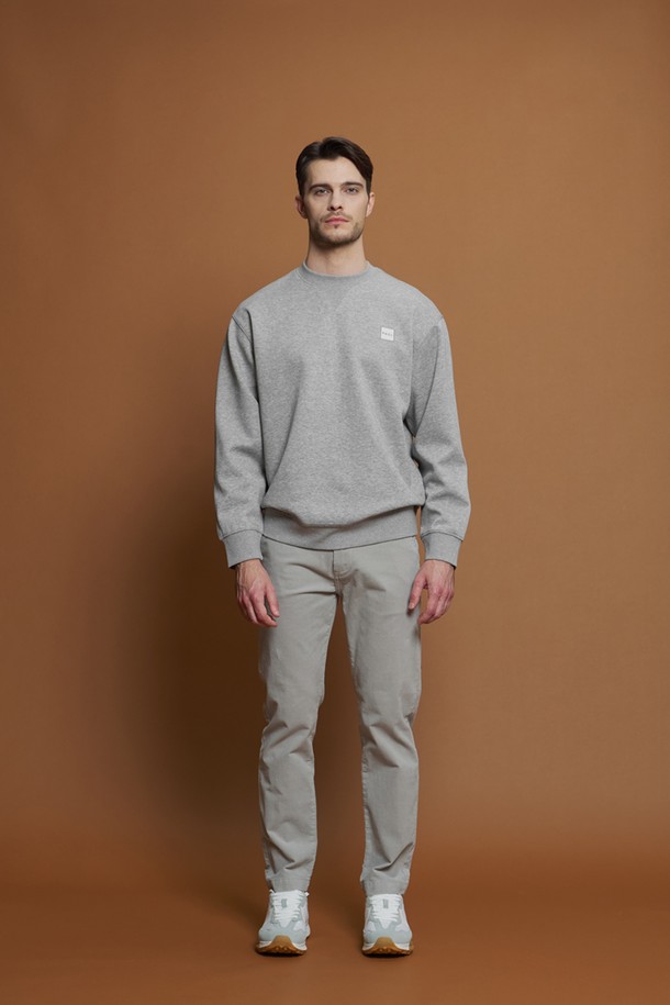 미니 로고 스웨트셔츠 M-QTEE54는 남성용 스웨트셔츠로, 간절기에 활용하기 좋은 데일리 및 캐주얼 스타일의 제품입니다. 부드러운 촉감의 면과 폴리에스터 혼방 소재로 제작되었으며, 레귤러핏과 라운드넥 디자인으로 편안한 착용감을 제공합니다. 가슴 부분의 로고 자수와 V 스티치 디테일로 포인트를 더했으며, 그레이 컬러에 긴 소매 기장으로 다양한 스타일 연출이 가능합니다. 데님 팬츠와 잘 어울리며, 아우터 안에 이너로 활용하여 미니멀하고 클래식한 분위기를 낼 수 있습니다. 집콕룩이나 산책룩으로 편안하게 착용하기 좋습니다.
