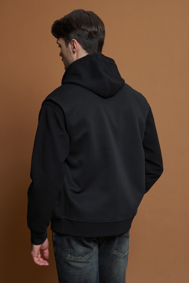 **로고 하이넥 베스트 M-QTEE53**은 부드러운 면과 폴리에스터 혼방 소재로 제작되어 편안한 착용감을 선사하는 남성용 베스트입니다. 간절기에 적합하며, 캐주얼 및 베이직 스타일로 다양한 룩에 활용하기 좋습니다. 하이넥 디자인과 가슴 부분의 로고 자수, 밑단 골지 마감, 포켓 디테일이 특징이며, 신축성이 있어 활동성 또한 보장합니다. 동네 마실룩이나 산책룩과 같은 일상적인 TPO에 미니멀한 스타일을 더해 세련된 분위기를 연출해보세요.
