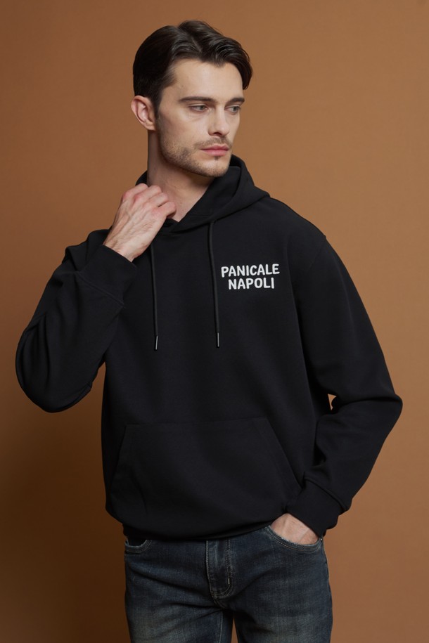 레귤러핏 로고 후드 티셔츠 M-QTEE51은 남성용 후드 티셔츠입니다. 부드러운 촉감의 면, 폴리에스터 혼방 소재로 제작되었으며, 간절기에 착용하기 좋습니다. 블랙 컬러에 가슴 로고 자수 디테일이 돋보이며, 캐주얼 및 베이직 스타일을 연출하기 용이합니다. 일상생활과 여행 시 편안하게 착용할 수 있으며, 후드 조임끈과 앞면 포켓으로 실용성을 더했습니다. 레귤러핏으로 편안한 착용감을 선사합니다.
