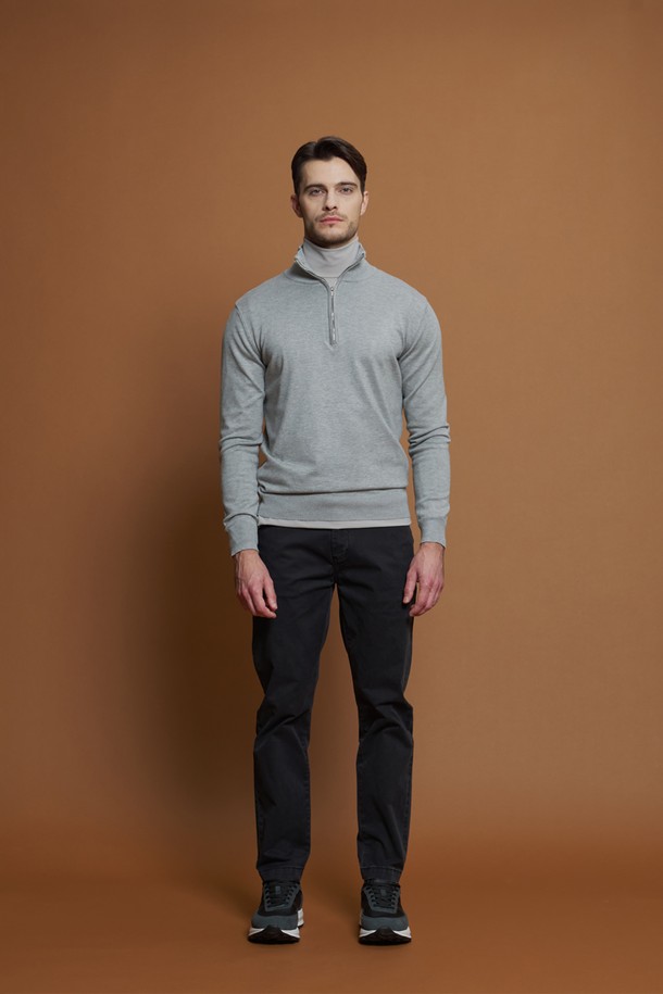 레귤러슬림핏 코튼 팬츠 M-QCPT50은 남성용 코튼 팬츠입니다. 차콜, 블랙, 그레이 베이지, 카키 4가지 색상으로 출시되어 데일리룩, 출근룩, 비즈니스 캐주얼 등 다양한 TPO에 활용하기 좋습니다. 면과 스판덱스 혼방 소재로 제작되어 사계절 내내 편안하게 착용 가능하며, 레귤러핏과 슬림핏의 중간인 레귤러슬림핏으로 제작되어 캐주얼, 미니멀, 클래식 스타일을 연출하기 좋습니다. 무지 디자인에 뒷면 로고 패치와 앞뒤 포켓 구성으로 실용성을 더했습니다. 신축성이 있어 활동성이 뛰어나며, 밴딩 없이 깔끔한 핏을 연출합니다.
