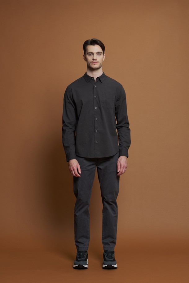 레귤러슬림핏 코튼 팬츠 M-QCPT50은 남성용 코튼 팬츠로, 차콜, 블랙, 그레이 베이지, 카키 등 4가지 다채로운 색상으로 출시되었습니다. 데일리룩은 물론 출근룩과 비즈니스 캐주얼에도 활용하기 좋은 베이직하고 캐주얼한 스타일의 긴 바지입니다. 면과 스판덱스 혼방 소재로 제작되어 부드러운 촉감과 신축성을 제공하며, 레귤러핏과 슬림핏을 함께 즐길 수 있습니다. 뒷면 로고 패치와 앞뒤 포켓 구성은 물론, 뒷주머니 봉제 제거가 가능하여 편안함과 실용성을 더했습니다.
