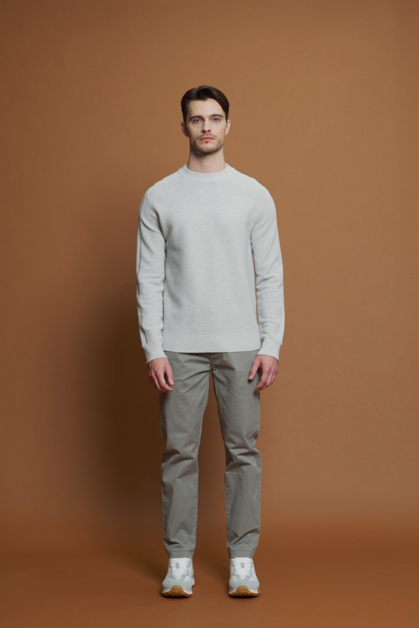 레귤러슬림핏 코튼 팬츠 M-QCPT50는 남성용 코튼 팬츠입니다. 차콜, 블랙, 그레이 베이지, 카키 등 4가지 색상으로 출시되어 데일리룩과 캐주얼룩에 모두 활용 가능합니다. 면과 스판덱스 혼방으로 제작되어 사계절 내내 편안하게 착용할 수 있으며, 레귤러핏과 슬림핏의 중간인 레귤러슬림핏으로 제작되어 다리가 길어 보이는 효과를 줍니다. 뒷면 로고 패치와 앞뒤 포켓 구성, 뒷주머니 봉제 제거 가능 등 디테일한 부분까지 신경 썼습니다. 출근룩, 모임룩 등 다양한 TPO에 맞춰 캐주얼, 미니멀, 클래식 스타일을 연출해보세요.
