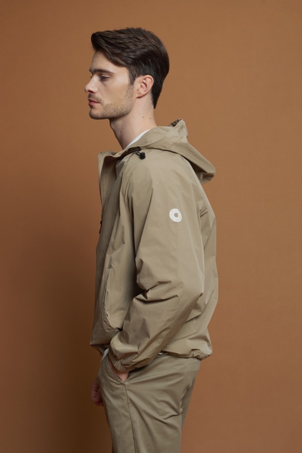 가볍고 편안한 착용감의 남성용 라이트 후드 윈드브레이커 M-QCJP63입니다. 베이지, 블랙, 그레이 3가지 색상으로 출시되어 일상 및 우천 시에도 활용도가 높습니다. 봄, 가을 간절기에 적합하며, 방수 기능성 원단과 후드 디자인으로 실용성을 더했습니다. 슬림핏과 레귤러핏으로 출시되어 취향에 맞게 선택 가능하며, 소매 로고 디테일과 후드 및 밑단 조임끈이 스포티하면서도 캐주얼한 스타일을 연출합니다. 가볍고 경량 소재로 제작되어 동네 마실룩, 여행룩, 산책룩 등 다양한 TPO에 매치하기 좋습니다.
