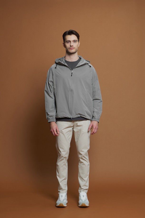 라이트 후드 윈드브레이커 M-QCJP63는 가볍고 부드러운 폴리에스터 소재의 윈드브레이커입니다. 간절기, 여름, 겨울까지 폭넓게 활용 가능하며, 캐주얼, 스포티, 미니멀한 스타일을 연출하기 좋습니다. 그레이 컬러의 무지 디자인으로 어떤 옷에도 쉽게 매치할 수 있으며, 레귤러핏과 슬림핏으로 다양한 핏을 제공합니다. 후드 디자인과 소매 로고 디테일, 후드 및 밑단 조임끈으로 포인트를 더했으며, 방수 기능과 경량성을 갖춰 여행룩, 산책룩, 겨울 데일리룩으로 활용하기 좋습니다. 얇은 두께감으로 가볍게 걸치기 좋고, 부드러운 촉감으로 편안하게 착용할 수 있습니다.
