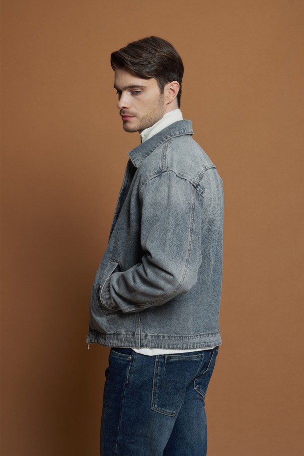 M-QCJP05 레귤러핏 워시드 데님 재킷은 캐주얼, 미니멀, 클래식 스타일을 추구하는 남성을 위한 아이템입니다. 부드러운 촉감의 면, 레이온, 스판 혼방 소재로 제작되었으며, 은은한 워싱 처리와 뒷면 자수 로고가 특징입니다. 간절기와 여름, 겨울까지 폭넓게 활용 가능하며, 데이트룩과 여행룩에 잘 어울립니다. 레귤러핏으로 편안하게 착용할 수 있으며, 사이드 포켓이 실용성을 더합니다. 집업 스타일로 간편하게 스타일 연출이 가능한 데님 재킷입니다.
