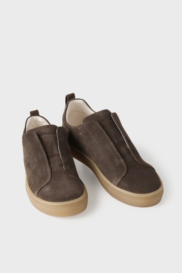 **스웨이드 슬립온 스니커즈 F-QFO08**는 남성분들을 위한 스웨이드 소재의 슬립온 스니커즈입니다. 부드러운 브라운 컬러의 무지 디자인으로, 캐주얼, 클래식, 미니멀한 스타일을 연출하기 좋습니다. 3cm 굽 높이의 플랫 형태로 제작되어 편안한 착용감을 제공하며, 봄, 여름, 가을 계절에 폭넓게 활용할 수 있습니다. 라운드 앞코, 로우탑 디자인, 슬림한 발볼, 그리고 가볍고 고급스러운 착용감, 견고한 고무 아웃솔, 심플한 디자인이 특징입니다. 동네 마실룩, 산책룩, 카페룩 등 편안한 일상에 잘 어울립니다.
