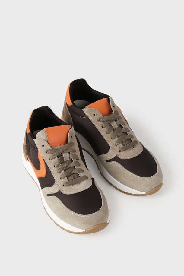 **나파 레더 스니커즈 F-QFO07**은 남성용 스니커즈로, 브라운 컬러와 라운드 앞코 디자인이 특징입니다. 스웨이드, 나파가죽, 캔버스를 주요 소재로 사용하여 고급스러움과 편안함을 모두 갖췄습니다. 굽 높이는 3.5cm이며, 컬러 블록 패턴과 레이스업 스타일, 로우탑 디자인으로 클래식, 캐주얼, 미니멀 스타일을 연출하기 좋습니다. 앞코와 뒷축에 스웨이드 소재를 사용하고, 견고한 고무 아웃솔과 뛰어난 착용감을 제공하며, 로고 디테일로 포인트를 더했습니다. 데이트룩, 카페룩에 잘 어울리는 아이템입니다.
