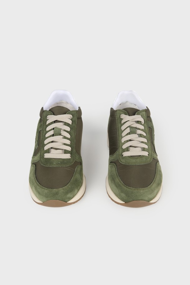 스웨이드 레더 스니커즈 F-QFO05는 남성용 스니커즈로, 카키 색상으로 출시되었습니다. 봄, 여름, 가을에 착용하기 좋으며, 라운드 앞코 디자인에 3.5cm 플랫 굽을 적용하여 편안한 착용감을 제공합니다. 고급스러운 스웨이드 가죽과 캔버스 소재의 조화가 돋보이며, 안감은 나파 가죽으로 마감하여 부드러운 착용감을 선사합니다. 로고 패턴과 끈형 신발 여밈, 로우탑 디자인으로 캐주얼, 클래식, 미니멀 스타일을 연출할 수 있으며, 데일리 아이템으로 활용하기 좋습니다.
